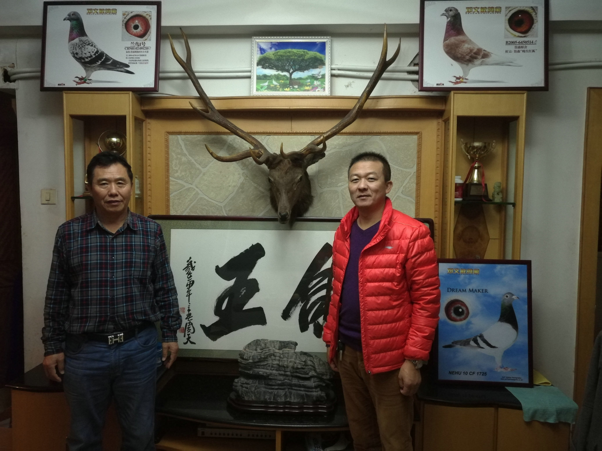 我和师傅世界鸽神邓文敏老师在一起