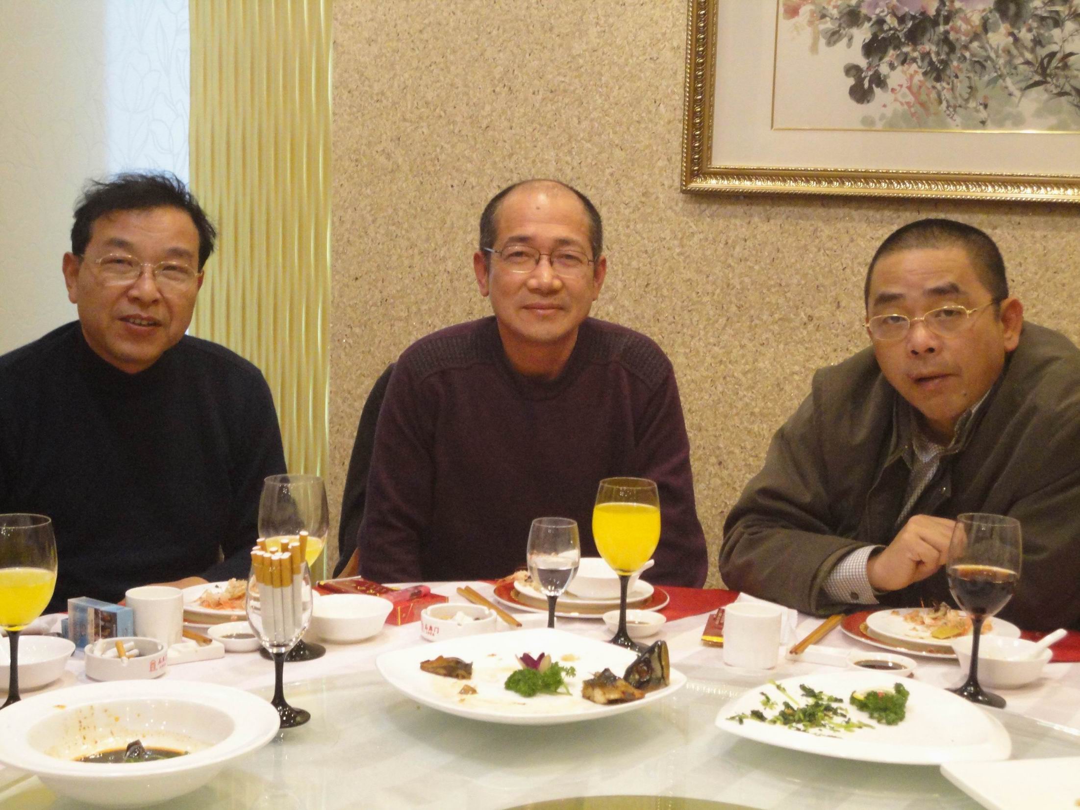 41k      图片说明:从左至右:  上海毛剑峰先生,本人,上海藏金阁王强